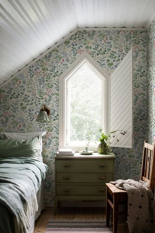 Спальня с обоями BorasTapeter арт.4180 с растительным узором