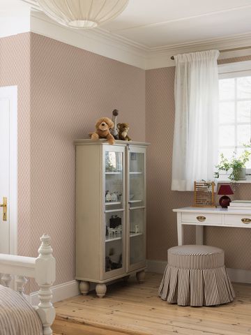 Купить обои Herman Pink 8730 — геометрический цветочный узор в пыльно-розовых тонах в интерьере детской, белый шкаф с мишками и полосатый пуф, Boråstapeter Herrgård