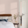 Обои для спальни LOTURA персиково розового оттенка с мелким узором в полоску в скандинавском интерьере