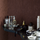 Интерьер туалетной комнаты в современном скандинавском стиле с обоями Malibu из каталога THE APARTMENT от Borastapeter бордово коричневого цвета с мраморным рисунок на мерцающей металликом фоне