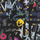 Переплетенные между собой ботанические узоры и графические линии на черном фоне создают воплощение шикарного стиля Christian Lacroix отраженного на флизелиновых обоях Primavera Labyrinthum для дома