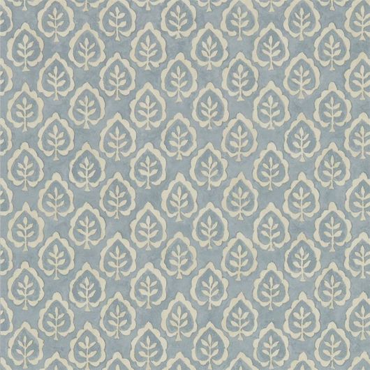 Заказать флизелиновые обои для спальни Fencott с  акварельным рисунком листьев на голубом фоне в кантри стиле из коллекции Littlemore от Sanderson с доставкой.