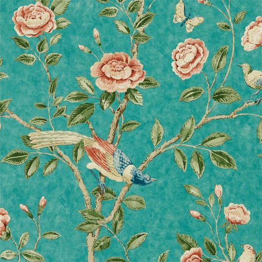 Купить дизайнерские обои Andhara арт. 216796 из коллекции Caspian от Sanderson с райскими птицами, нежными пионами цвета куркумы и стрекозами на фоне оттенка чирка