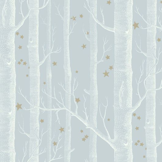 Обои Woods & Stars  ̶  это классический дизайн Cole & Son, с таинственным лесом из прорисованных мелкими штрихами деревьев в серо-голубых тонах, дополненный мерцающими золотыми звездами. Купить обои для комнаты в салонах ОДизайн. Большой ассортимент.