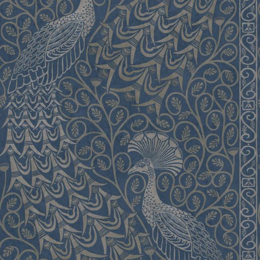 Купить английские флизелиновые обои Pavo Parade от Cole & Son из каталога The Pearwood Collection артикул 116/8029 c восточным серебряным орнаментом из растений и птиц на темном фоне.Обои с павлинами.