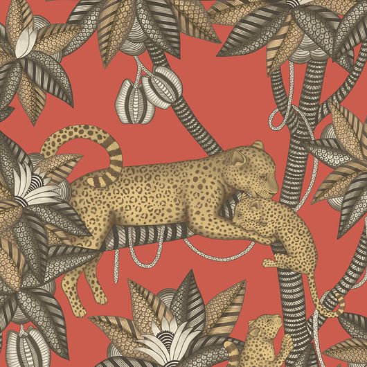 Обои для комнаты Satara от Cole & Son в оттенках серого и золотистого металлика на красном фоне с узором из экзотических деревьев, на ветках которых сидят леопарды. Купит английские обои в салонах О-Дизайн.