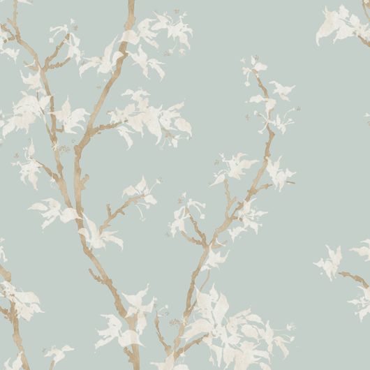 Крупный план рисунка премиальных обоев Chinese Branch арт. 128/3016 от Cole & Son из коллекции Classics II. Классический акварельный узор ветвей китайского дерева в нежном оттенках на голубом фоне цвета утиного яйца, демонстрирующий качество печати. Английские обои для стен в спальне, гостинной, коридора или столовой.