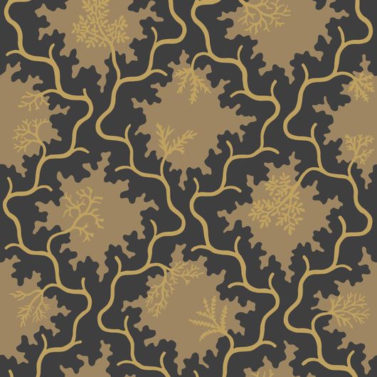 Крупный план рисунка премиальных обоев  Moss Trellis арт. 128/4018 от Cole & Son из коллекции Classics II. Смелый абстрактный принт болотного мха на черном фоне с золотом, демонстрирующий качество печати. Английские обои для стен в спальне, гостинной, коридора или столовой.