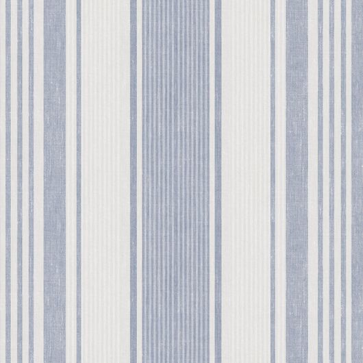Флизилиновые обои 3007 от Borastapeter c полосатым рисунком голубого цвета на молочном фоне с текстурой под ткань. Купить обои для гостиной, большой ассортимент обоев в Москве, бесплатная доставка.