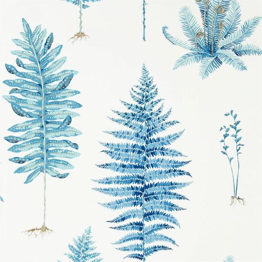 Насыщенный голубой цвет листьев на белом фоне флизелиновых обоев в коллекции The Glasshouse от Sanderson арт.216635 прекрасно подойдут для ремонта гостинной