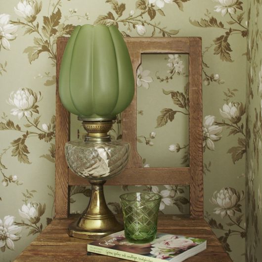 Шведские обои Blomslinga артикул 4518 из каталога "Anno" от Borastapeter с цветочным рето узором цветущих магнолий в стиле прованс оливково зеленого оттенка в интерьере.