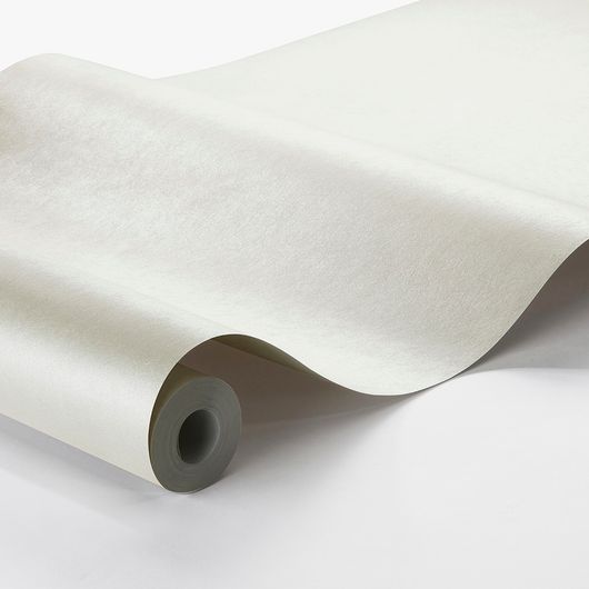 Мерцающие однотонные обои теплого белого цвета c эффектом жемчужного сияния, благодаря этому свет отражается от них и подчёркивает другие элементы декора комнаты. Обои для интерьера, обои для стен в интерьере, купить обои в Москве.