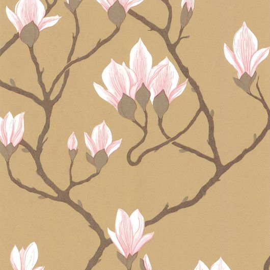Цветочный дизайн обоев Magnolia от Cole & Son с изображением крупных розовых магнолий на фоне золотого металлика, в котором чувствуется теплое дыхание юга. Выбрать обои в интернет-магазине, бесплатная доставка, магазин обоев в Москве.