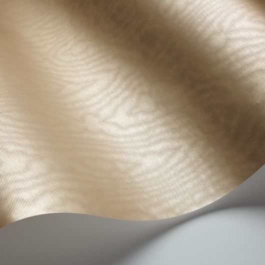 Сияющие однотонные обои Moire от Cole & Son золотисто-бежевого оттенка с муаровым эффектом. Обои для стен. Купить в Москве. Онлайн оплата.