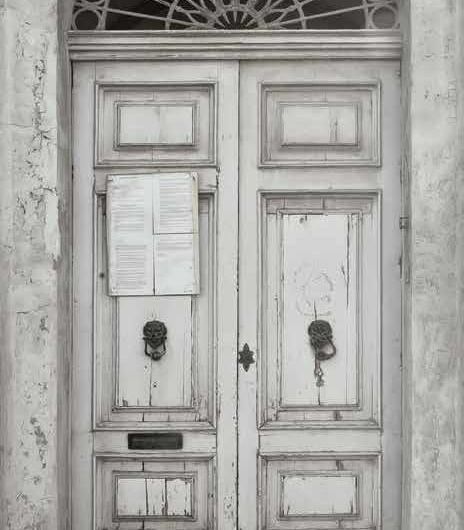 Фотообои на флизелиновой основе, с изображением старинной двери в черно-белом цвете, Aura "Global Fusion",арт.  G45270. Купить в интернет-магазине с доставкой. Для спальни,гостиной.