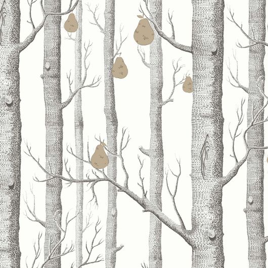 Рисунок обоев Woods & Pears изображает рощу с темно-серыми деревьями без листьев на белом фоне, которые дизайнеры украсили золотыми грушами. Английские обои. Купить обои для комнаты.