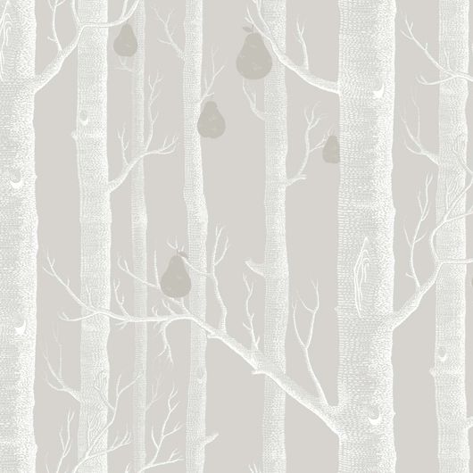 Рисунок обоев Woods & Pears изображает рощу с деревьями без листьев, светлая дымчато-серая композиция, которую дизайнеры украсили серебряными грушами. Английские обои. Купить обои для комнаты.