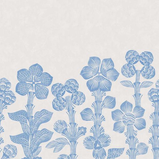 Цифровые обои для стен Hanna Werning Storflax Blue, арт. 9661W от Borastapeter, где фантазийные цветы тянутся высоко к потолку в небесно-голубом цвете на светло-серо-бежевом фоне. Заказать в интернет-магазине ODesign с бесплатной доставкой по всей России.
