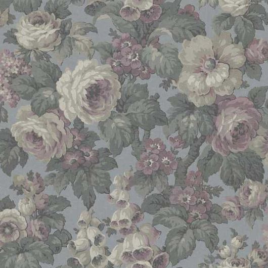 Цифровые обои для стен Rose Magnifique Blue, арт 9707W от Borastapeter – с крупным цветочным узором, где розы, наперстянки и другие цветы в приглушенных кремово-белых и бледно-сиреневых тонах на фоне серо-зеленой листвы на светло-голубом фоне. Закажите эти изысканные обои в интернет-магазине ODesign. Бесплатная доставка по всей России.