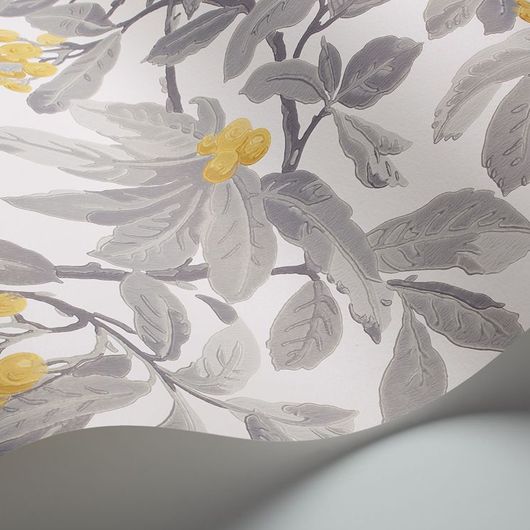 Обои Royal Garden от Cole & Son с живописным рисунком густой листвы черемухи серого цвета, ярко-желтыми гроздьями ягод и птицами. Обои в гостиную, спальню, детскую. Выбрать, заказать, салоны обоев.