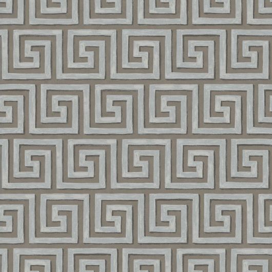 Графический рисунок обоев Queens Key от Cole & Son воссоздает классический греческий орнамент меандр, смягчённый мазками кисти, цвета оловянный металлик на сером фоне. Купить обои для стен в интернет-магазине, большой ассортимент.