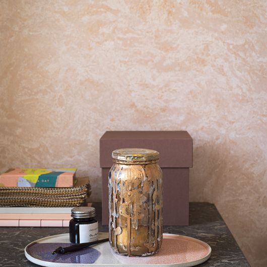 Розовые обои с имитацией мрамора Golden Marble в интерьере современного интерьера художницы. Шведские обои купить, салон обоев ОДизайн, в интернет-магазине, бесплатная доставка, оплата онлайн, большой ассортимент