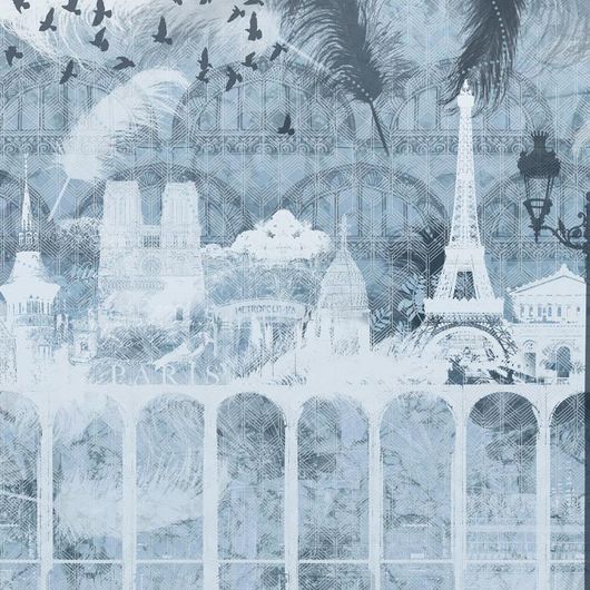 Фотопанно Plume Paris - Bleue, Mr Perswall, со стилизованным изображением улиц Парижа эпохи ар-деко в расплывчатом, мягком дизайне синих оттенков. Фотообои для гостиной, прихожей купить в салонах ОДизайн, большой ассортимент.