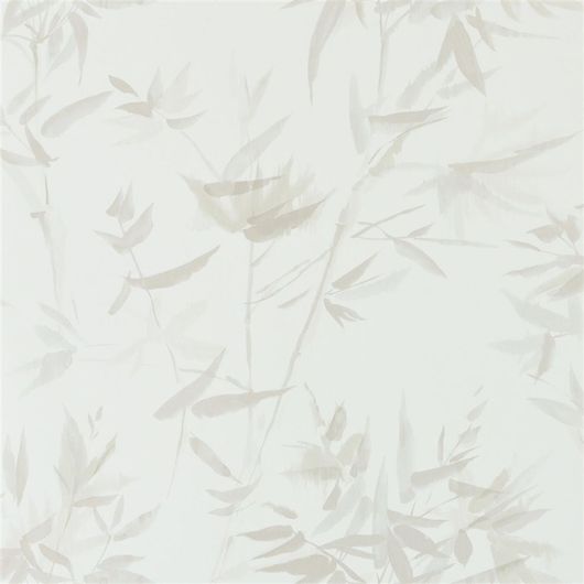 Воздушные обои для спальни арт. PDG652/08  из коллекции Shanghai Garden от Designers Guild, Великобритания с изображением бамбука серебристого цвета на белом фоне с эффектом акварельного рисунка с пересылкой до квартиры