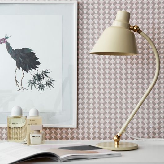 Флизелиновые обои из Швеции коллекция Scandinavian Designers II от Borastapeter, с рисунком под названием Arne. Мелкий геометрический рисунок выполненный в бледно-розовом и белом цвете на бежевом фоне. Обои для кухни, для коридора, обои для спальни. Купить стильные Шведские обои, бесплатная доставка, онлайн оплата