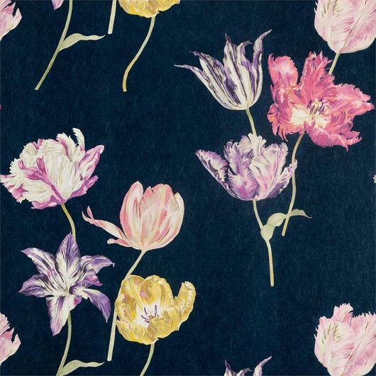 Заказать обои для спальни Tulipomania с цветами на темно синем фоне из коллекции The Glasshouse от производителя Sanderson с доставкой на дом