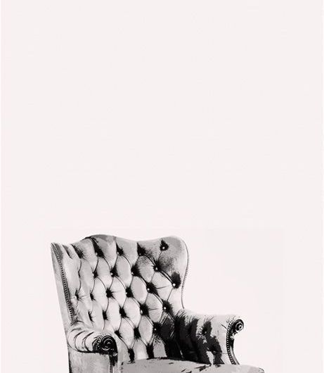 Фотообои DM222-1 с изображением кресла в стиле Честерфилд в серых тонах на белом фоне. Купить обои в Москве, шведские обои, фотообои, салон обоев, магазин обоев, бесплатная доставка.