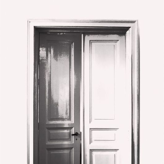 Фотообои DM232-1 с изображением двухстворчатой двери в классическом стиле в серо-белых тонах на белом фоне. Купить обои в Москве, шведские обои, фотообои, салон обоев, магазин обоев, бесплатная доставка.