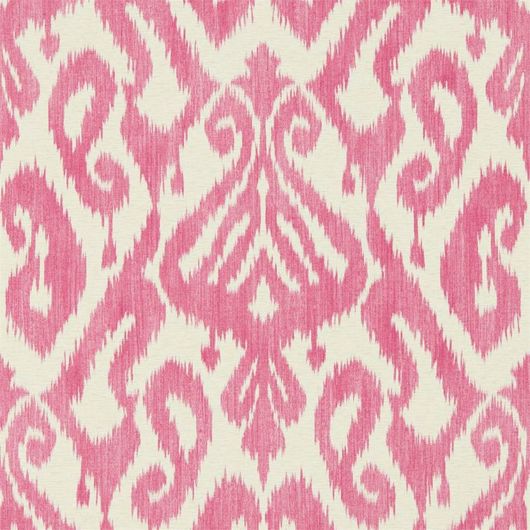 Дизайнерские обои Kasuri арт. 216780 из коллекции Caspian в смелом орнаментальном и цветовом решении розового на льняном фоне подойдут для спальни.