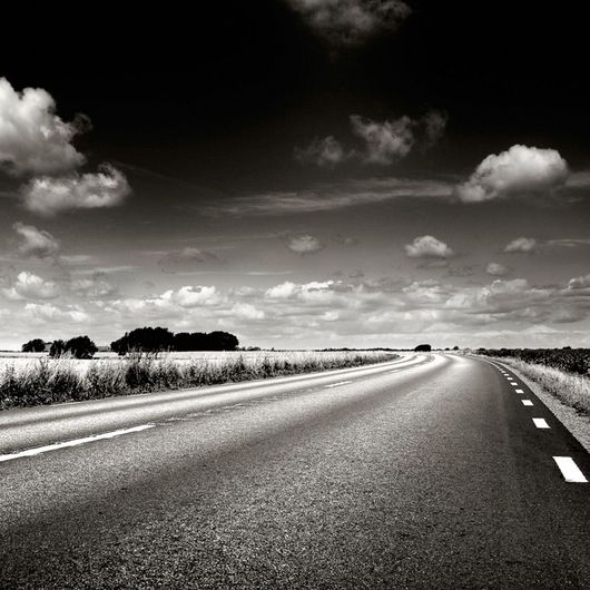 Фотообои Dream road, Mr. Perswall с черно-белым изображением шоссе, уходящего вдаль на фоне природы и высокого неба. Купить фотообои для гостиной, коридора в салонах ОДизайн, бесплатная доставка.