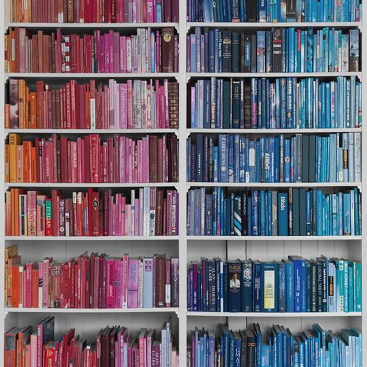 Флизелиновые фотопанно из Швеции коллекция COMMUNICATION от Mr.PERSWALL под названием LIBRARY. Панно с изображением стеллажа с книгами оранжевого, розового, синего и голубого цвета. Фотообои для гостиной, панно для спальни, фотопанно для кабинета. Купить обои онлайн, большой ассортимент, бесплатная доставка