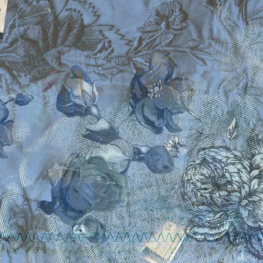 Флизелиновые фотопанно из Швеции коллекция FASHION от Mr.PERSWALL под названием FLORAL GRACE. Панно с изображением цветочного узора на джинсовой ткани синего цвета. Панно для гостиной, бесплатная доставка