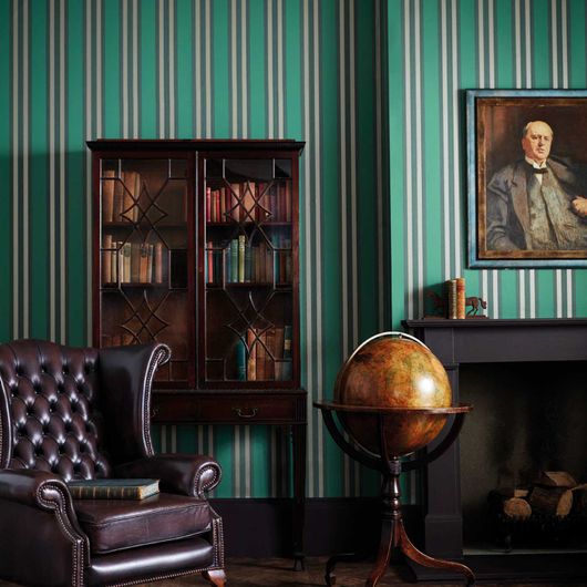 Обои из Великобритании коллекции MARQUEE STRIPES от COLE & SON. Кабинет с классической деревянной мебелью на фоне изумрудно-зеленых Polo Stripe. Купить обои в интернет-магазине, большой ассортимент, бесплатная доставка.