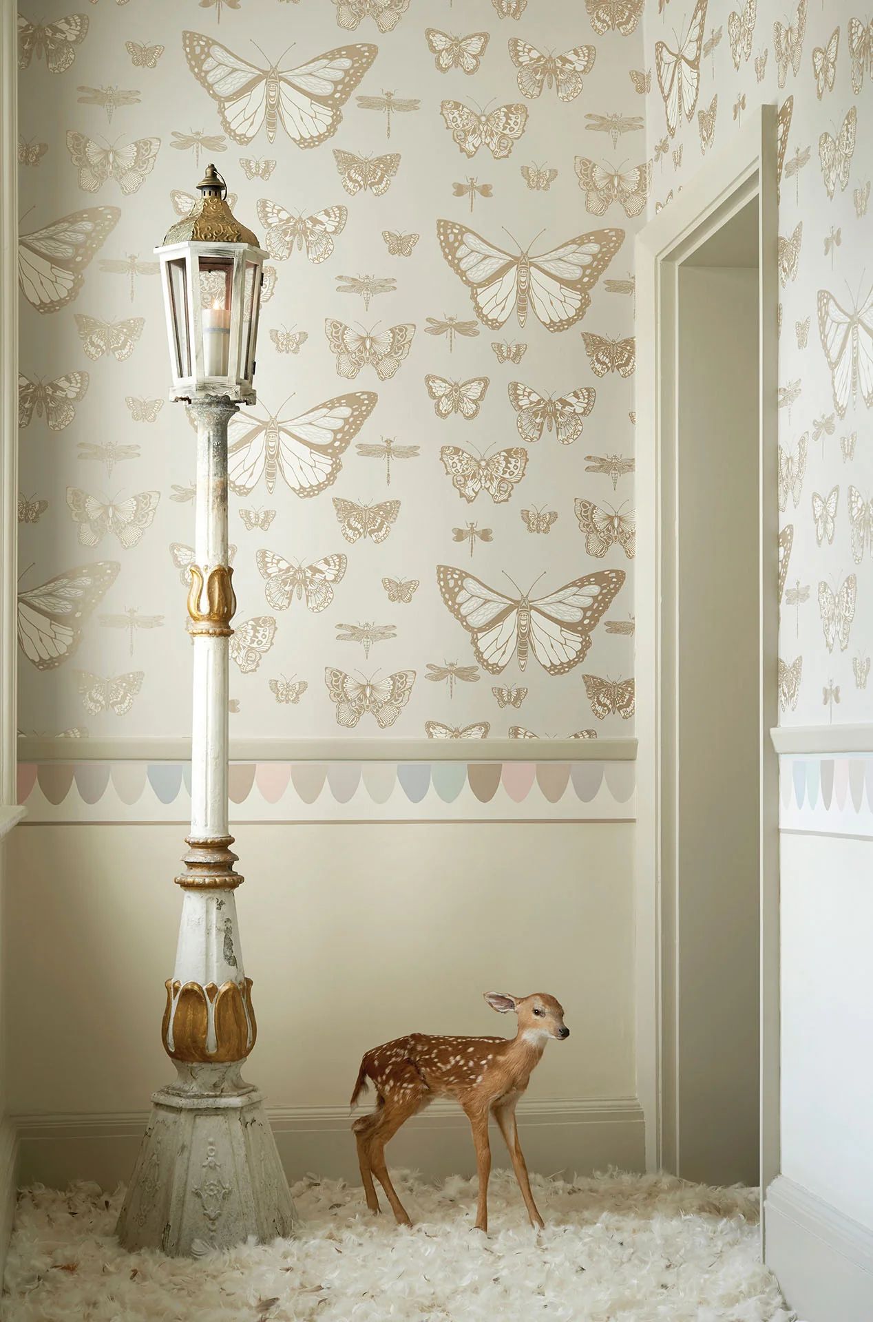 Английские обои для детской Butterflies & Dragonflies, арт. 103/15064 из каталога  WHIMSICAL от COLE&SON (Англия). Живописный дизайн захватывает воображение своим разномасштабным изображением бабочек и стрекоз в серебристо-розовых тонах. Купить обои в интернет магазине Odesign с бесплатной доставкой по РФ. Фото в интерьере с детьми.