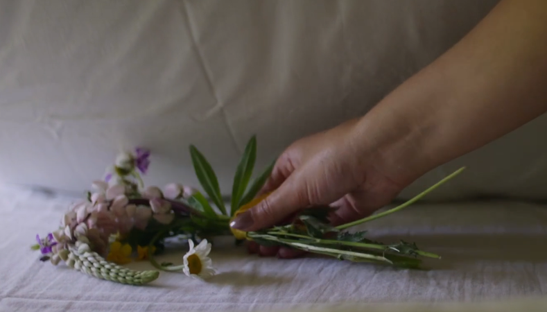 Цветы под подушкой для гадания на суженного