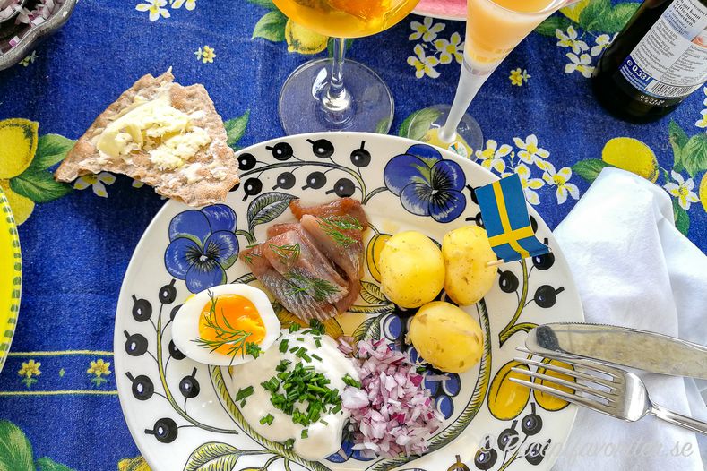 Маринованная селедка и молодой картофель для праздничного стола на праздник середины лета в Швеции