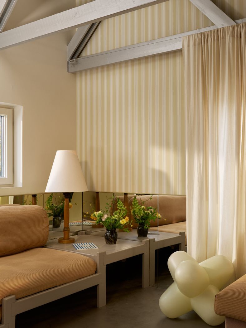 Дом Камиллы Даер с обоями Gunnebo Meadow Dew Артикул:6960 от Borastapeter