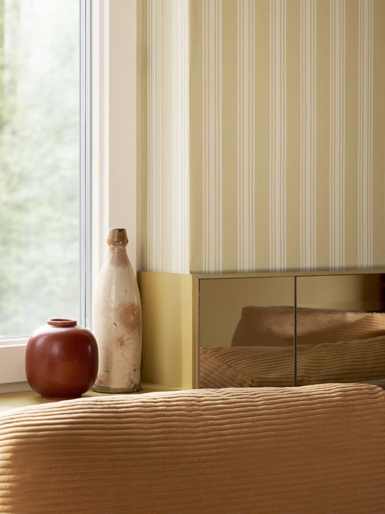 Гостинная комната, оклеенная обоями Gunnebo Meadow Dew Артикул: 6960 с предметами искусства