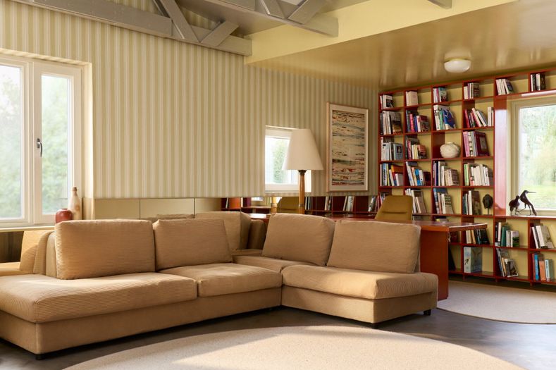 Гостинная комната, оклеенная обоями Gunnebo Meadow Dew Артикул: 6960