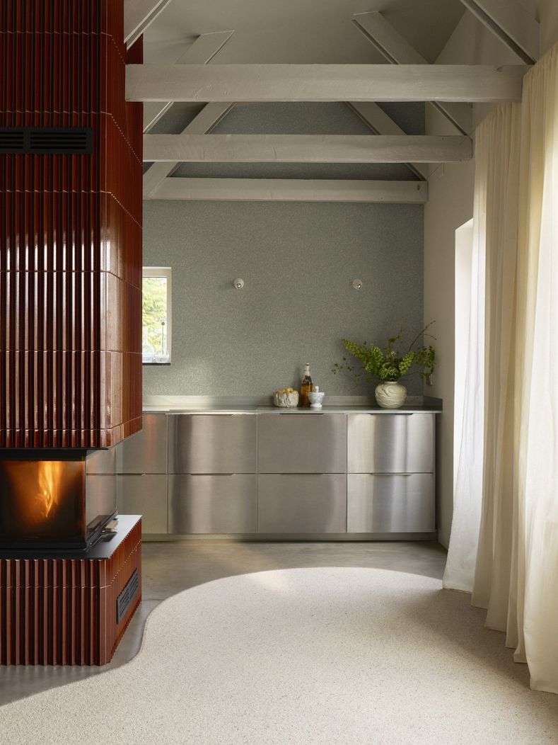 Кухня в доме Камиллы Даер, оклеенная обоями Salix Alba Lush Meadow Артикул:7787