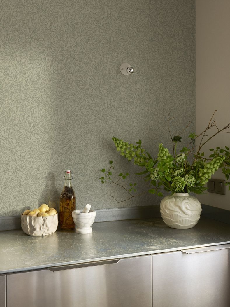 Кухня в доме Камиллы Даер, оклеенная обоями Salix Alba Lush Meadow Артикул:7787 с предметами утвари