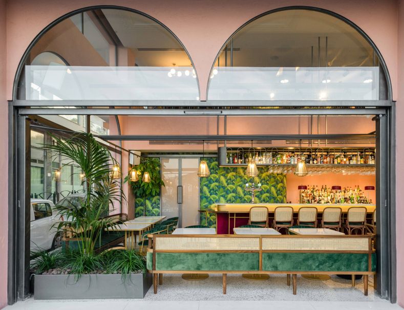 Обои Palm Jungle от Cole&Son Артикул:112/1002 в интерьере кафе в Греции