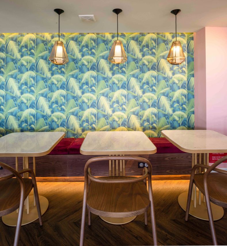 Обои Palm Jungle от Cole&Son Артикул:112/1002 в интерьере ресторана в Греции