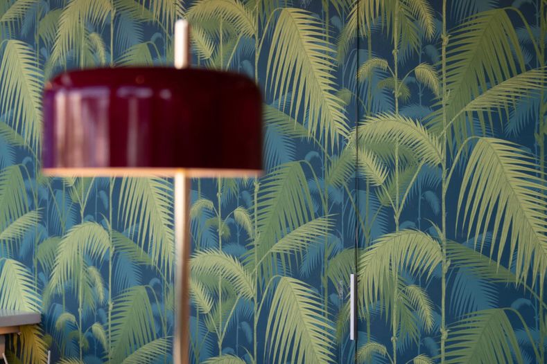 Обои Palm Jungle от Cole&Son Артикул:112/1002 в интерьере уютного кафе в Греции