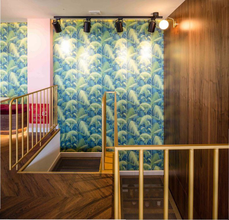 Обои Palm Jungle от Cole&Son Артикул:112/1002 в интерьере кафе второго этажа в Греции