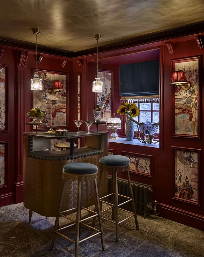 Обои флизелиновые для бара Cabaret, арт 103/7026, Whimsical, Cole&Son.